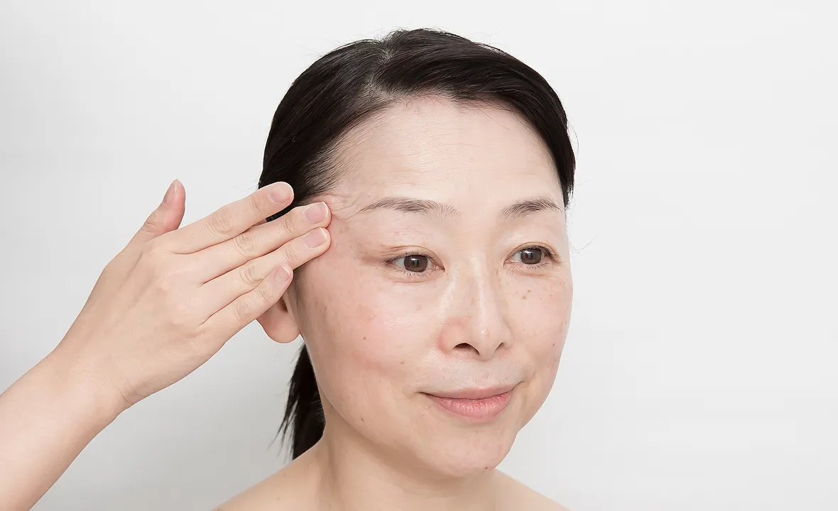 ①鏡をまっすぐ⾒ながら、指で⽪膚を引き上げ、イメージトレーニングをしましょう。