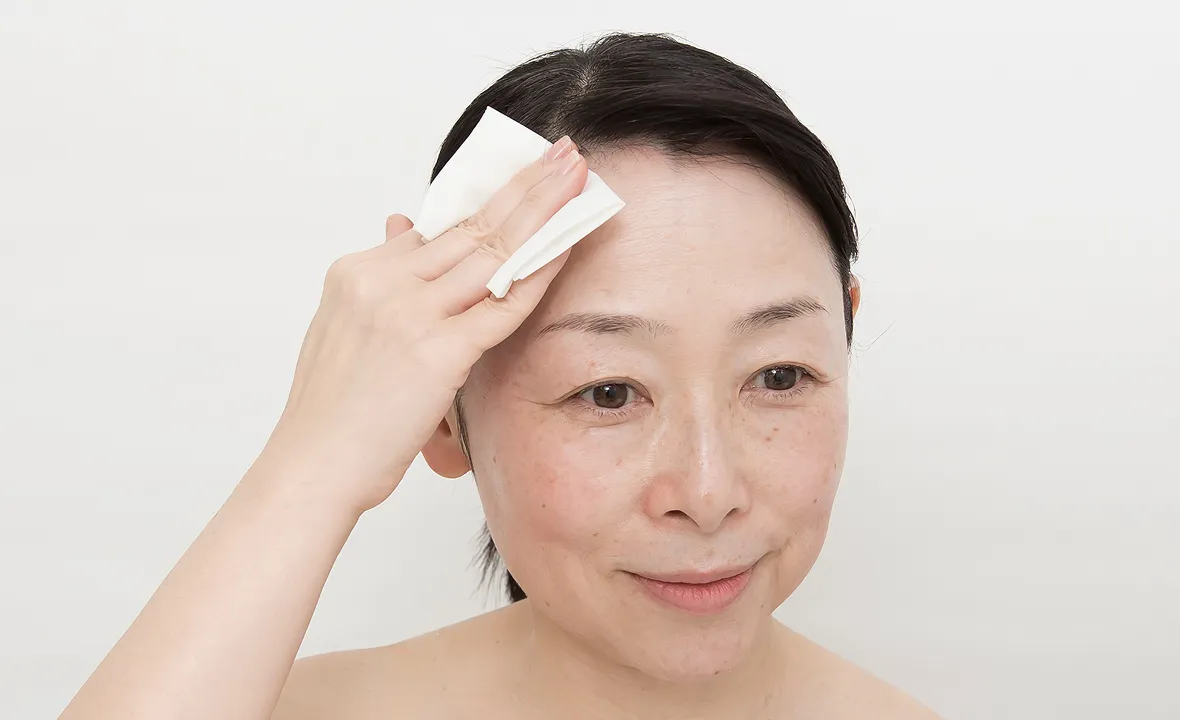 ②貼る部分の⽔分や油分を拭き取りましょう。